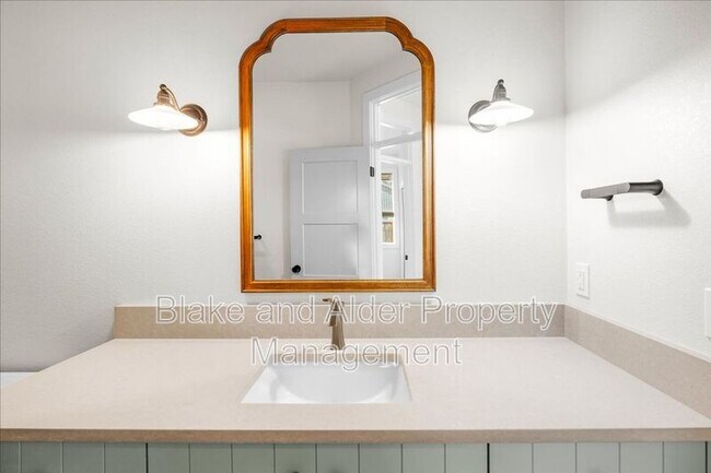 Building Photo - 496 NW Cascade Mountain Dr