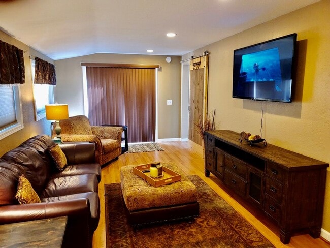 Building Photo - Perfect for a traveling nurse or other professional!  High end fully furnished 1bdrm, 1.5 bath un...