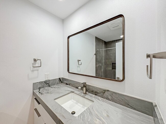 Building Photo - Spacious 5BD/4BA Poway Home with Hill View...