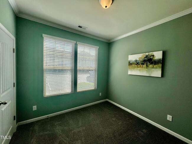 Building Photo - 4 Bedroom, 3 Full Bath End Unit Townhome i...