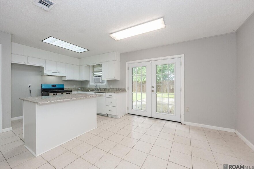 Building Photo - 7224 Meadow Park Ave