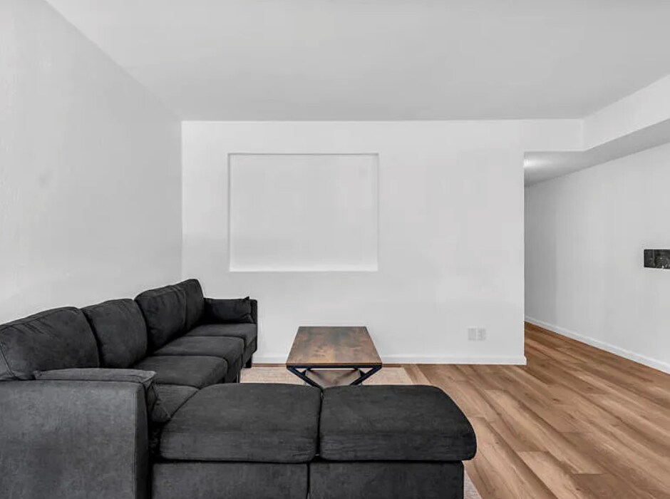 Living - 5300 E Waverly Dr