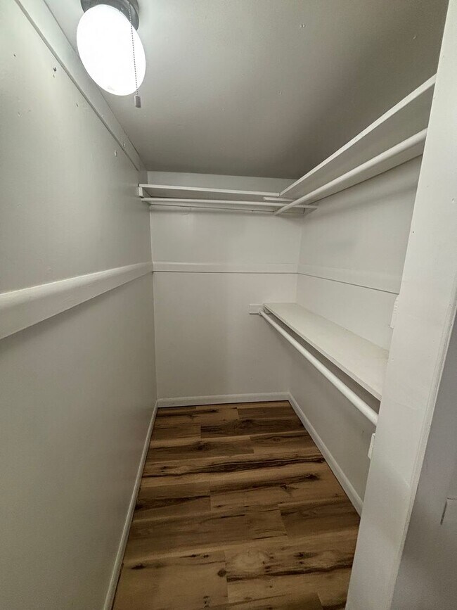 Building Photo - Beautifully Updated Studio Near WSU – All Utilities Included