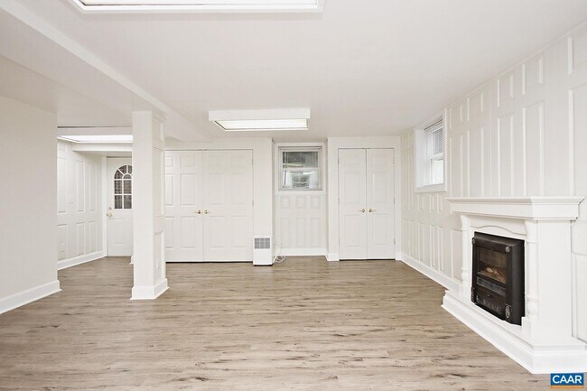 Building Photo - 2323 Fontaine Ave Ext