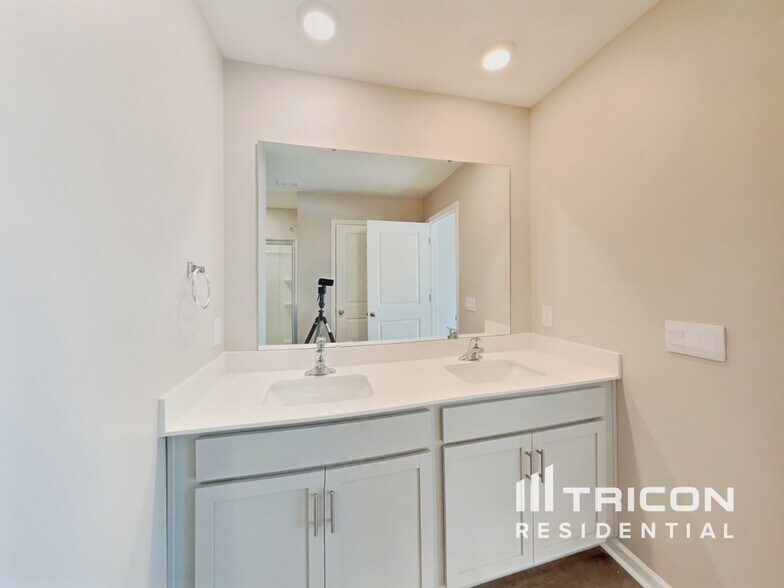 Building Photo - 5235 Ironwood Dr