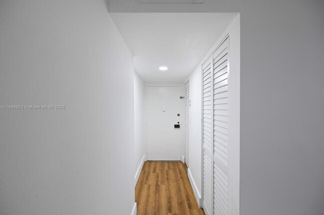 Building Photo - 1440 Brickell Bay Dr