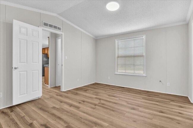 Building Photo - 2 Bedroom 2 Bathroom Home