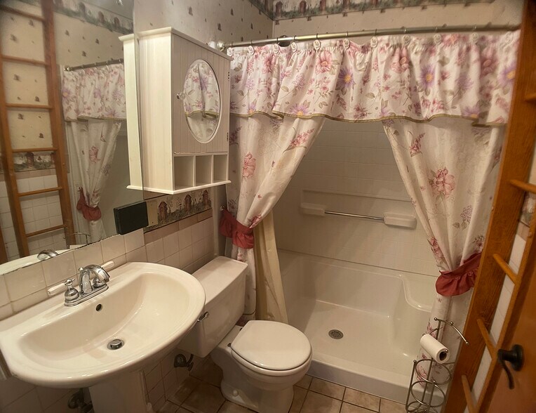 Hall bath - 5344 Hagewa Dr