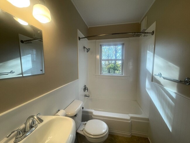 Building Photo - Charming 3-Bedroom, 2-Bathroom Williams Bay Home with Spacious Attic