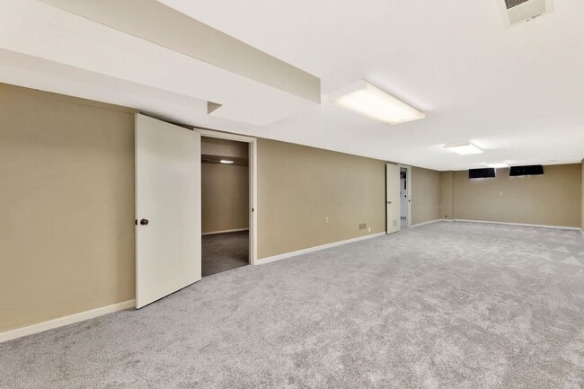 Building Photo - Charming Ranch in Rockwood!