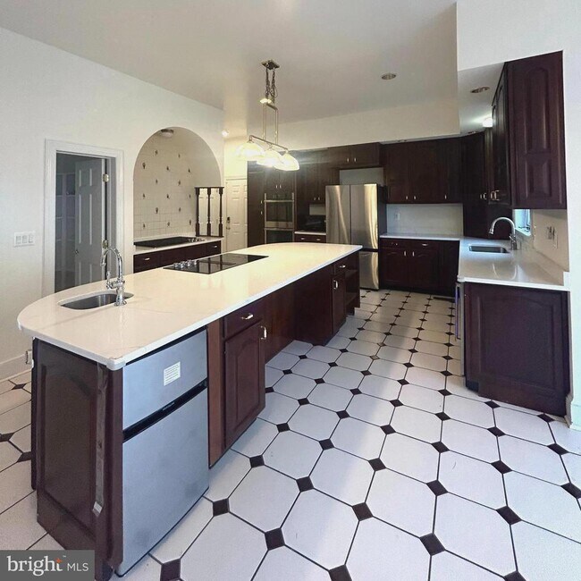 Building Photo - 914 Helga Pl