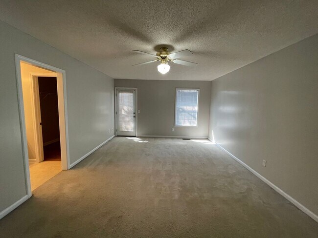 Building Photo - Foxhill Commons - 12 Month Minimal Lease!