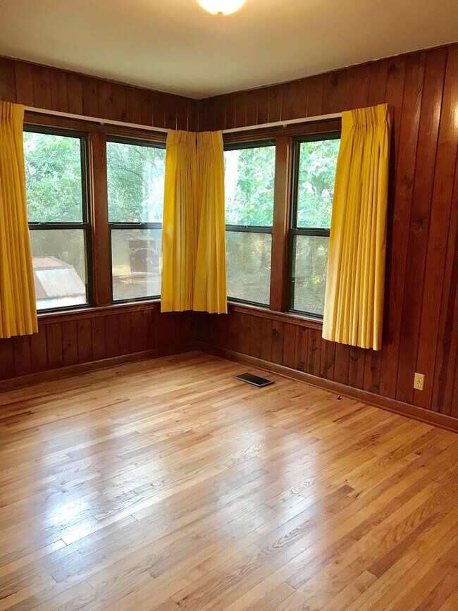 Building Photo - Charming 3 Bedroom Home - Large Backyard - Carport