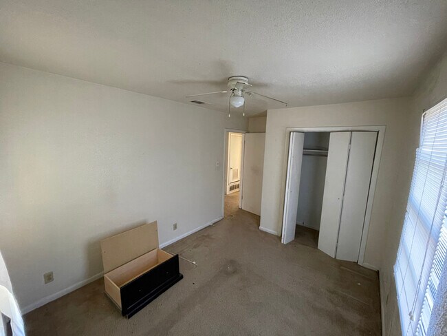 Building Photo - 1401 Alta Mira Dr