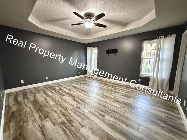 Building Photo - 4 Bedroom with Flexible Living Space!  Deposit Free Living Available via Obligo