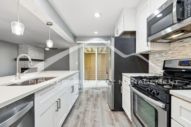 Building Photo - Gorgeous Condo with Washer/Dryer and Central AC