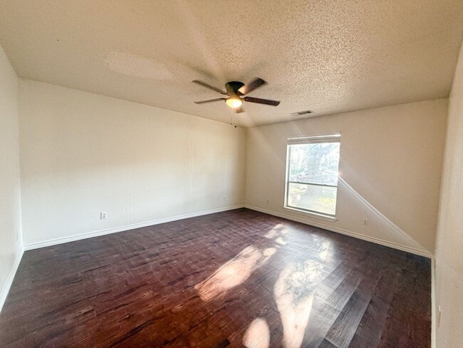 Building Photo - 612-614 Towne House Ln