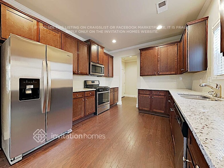 Building Photo - 1670 Riverpark Dr SE