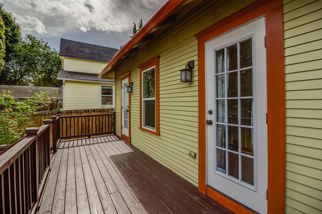 Building Photo - Updated and Fresh 3  Bedroom 2 Bath in Des...