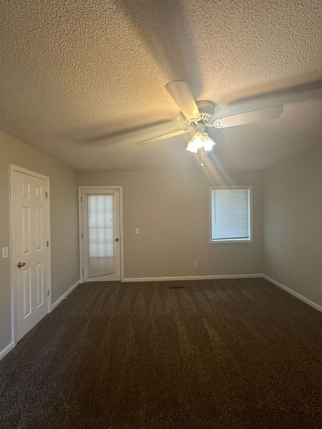 Building Photo - Rolling Acres!! END UNIT...