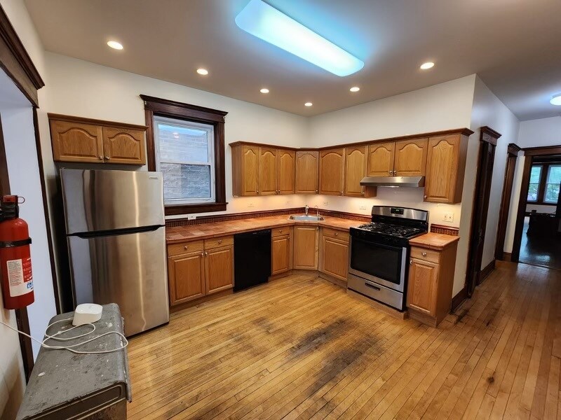 Kitchen - 1012 N Oakley Blvd