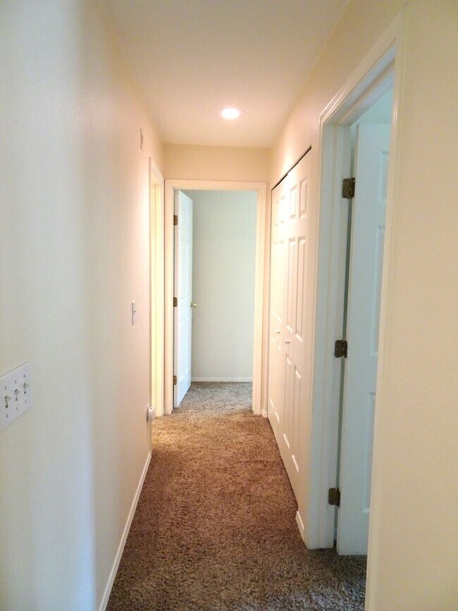 Building Photo - Modern 2-Bedroom Condo in Bellevue’s Merce...