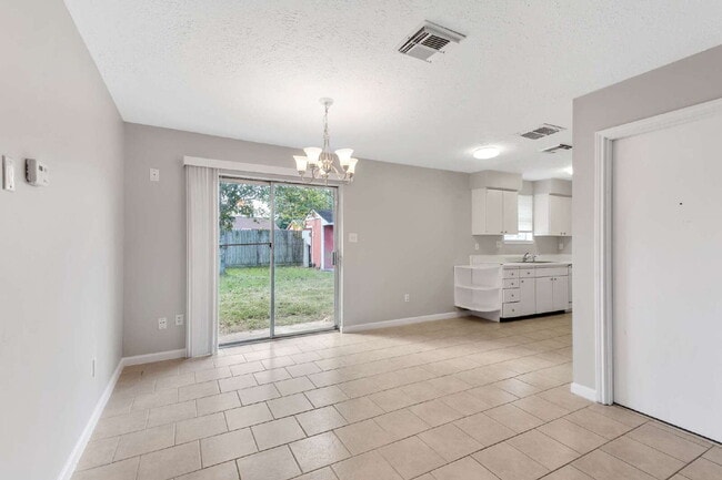 Building Photo - 743 Deercrest St