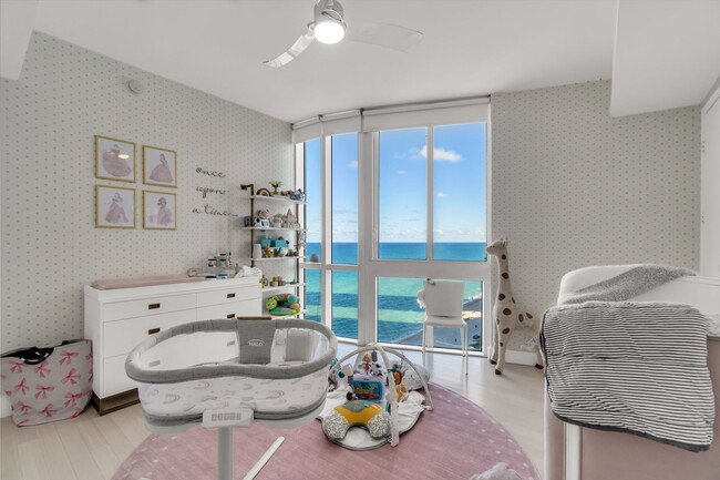 Building Photo - 16001 Collins Ave