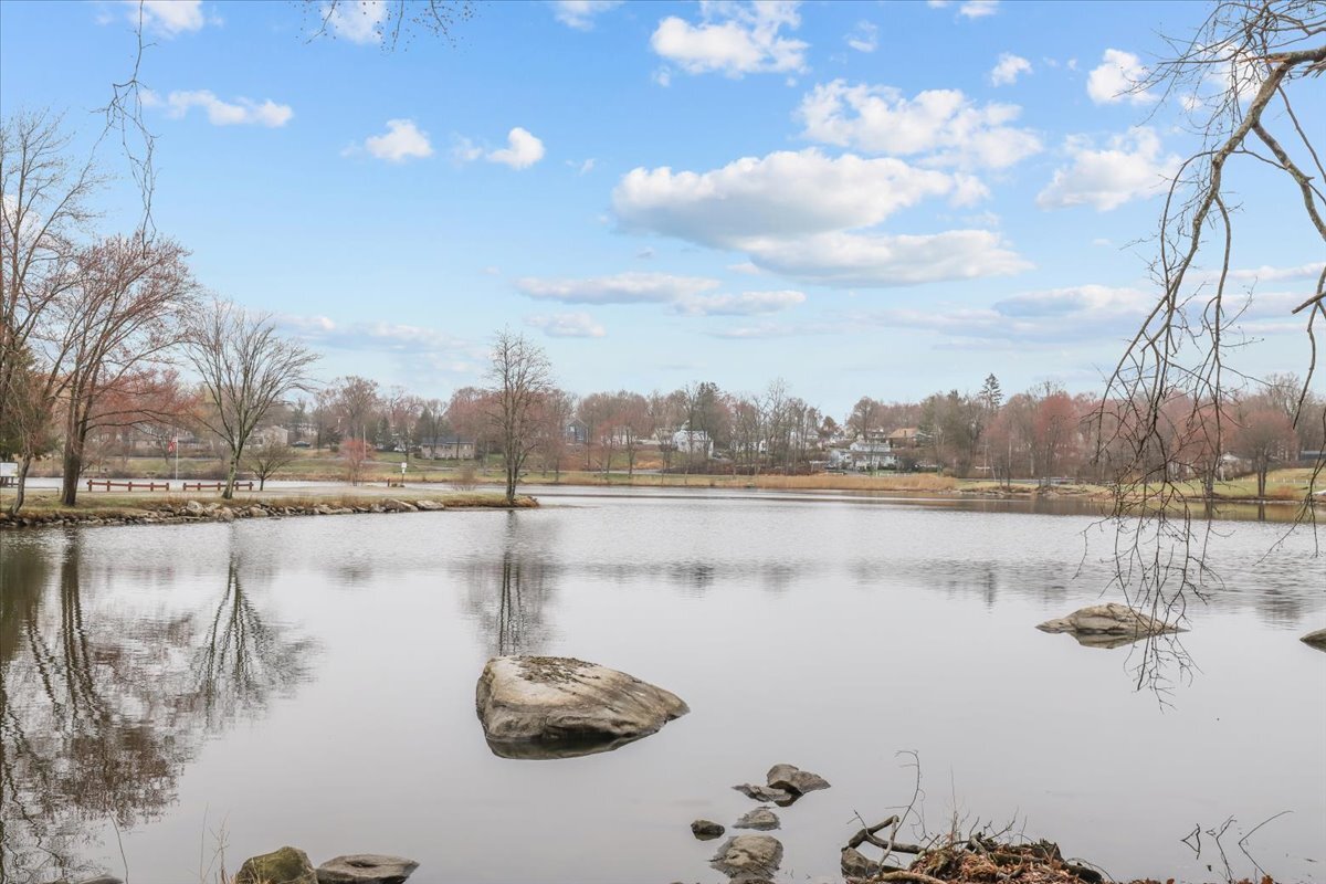 Building Photo - 8 Teatown Ct