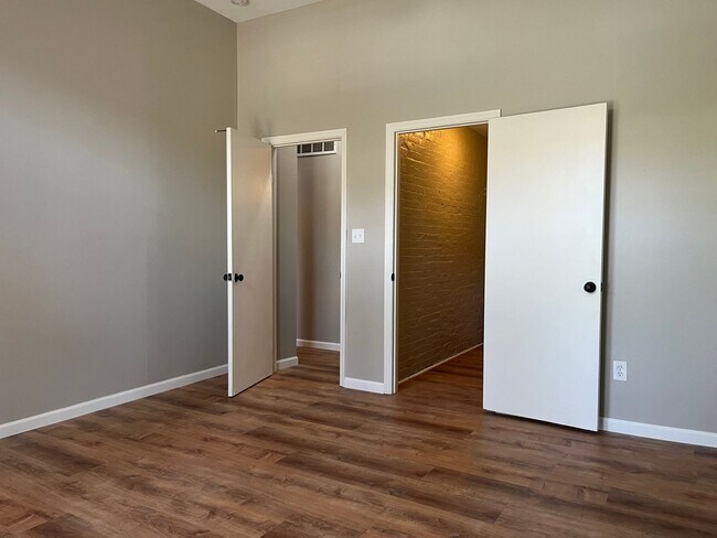 Building Photo - 2 Bedroom/1 Bath in Soulard - Washer+Dryer in Unit!