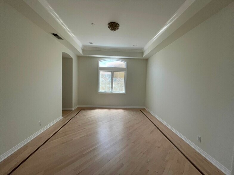 Building Photo - 1120 Steinhart Ave
