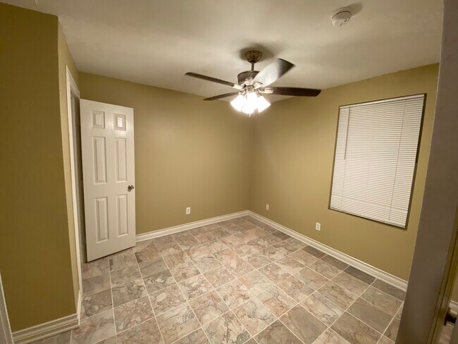 Building Photo - 513 Paddle Dr