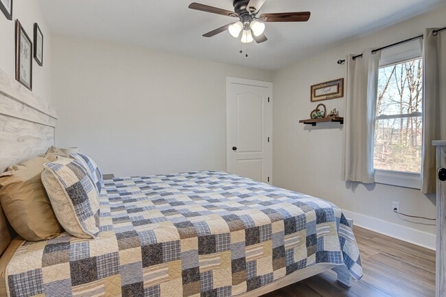 Building Photo - Fully Furnished Modern 3 bedroom Home!