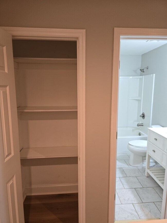 Building Photo - Charming 2-bedroom, 1-bath duplex unit