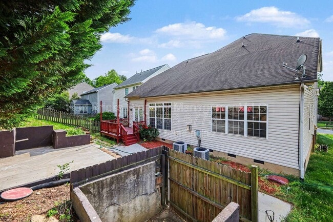 Building Photo - 2119 Baggins Ln