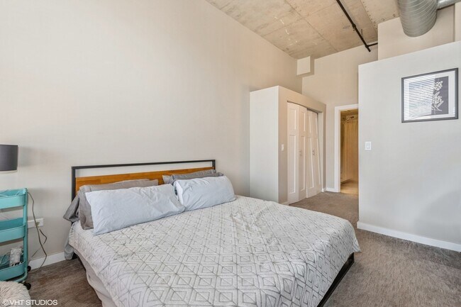 Building Photo - 6 S Laflin St