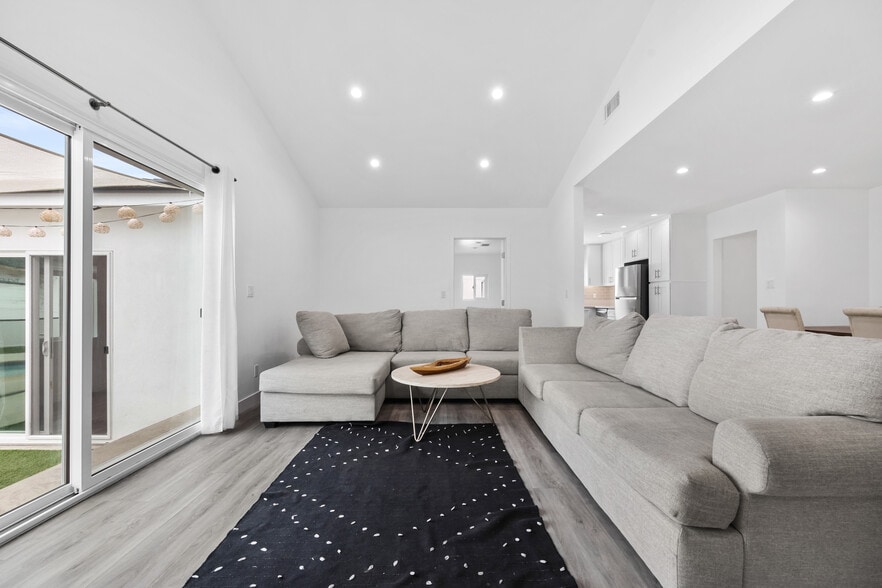 Building Photo - 18015 Collins St