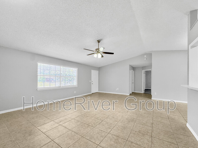 Building Photo - 2421 Silver Palm Dr