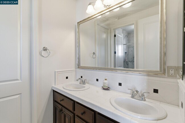 Building Photo - 1041 S Wedgewood Rd