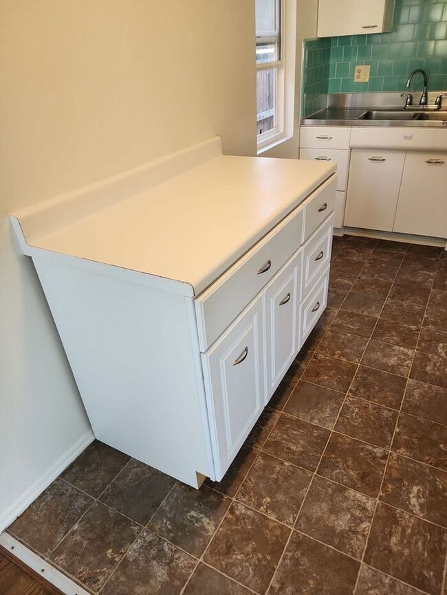 Building Photo - 1/2 Off 1St Month!! Vintage 1BR/BA Cottage with Garage and HUGE yard For Rent