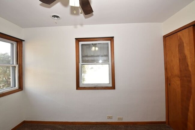 Building Photo - Mishawaka South West Near Park and local universities