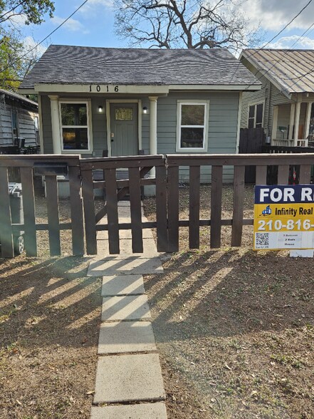 Building Photo - 1016 Center St