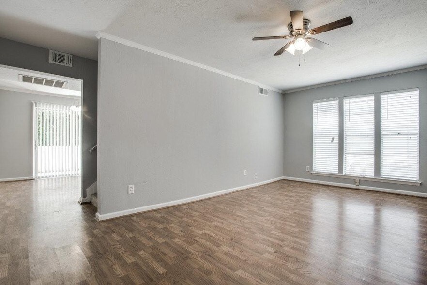 Living Area - 4327 Holland Ave