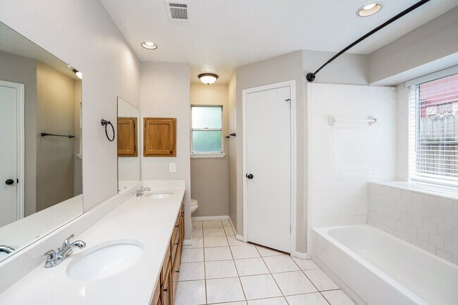 Building Photo - 3542 Lindenfield Dr