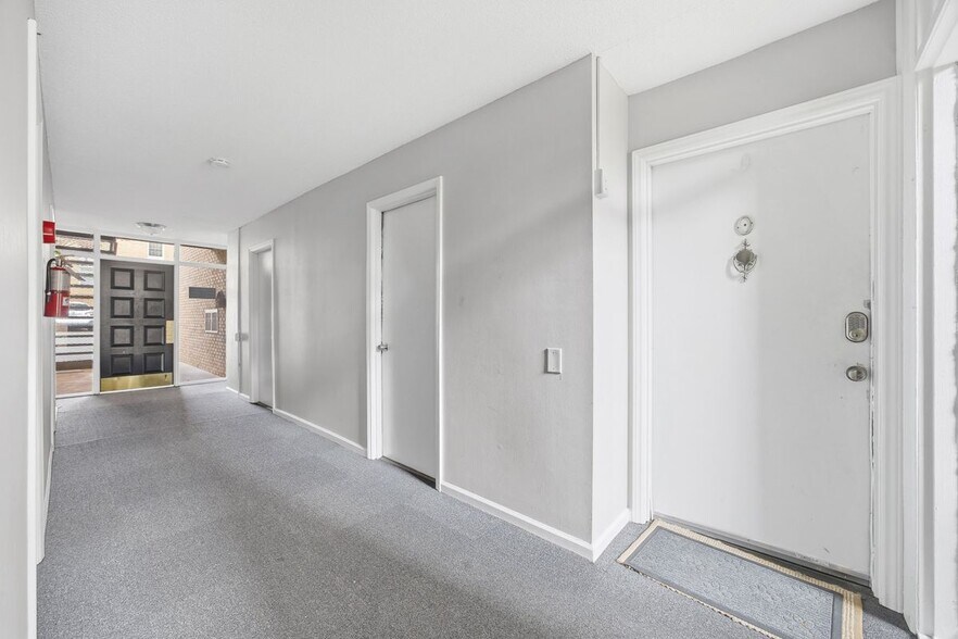 Building Photo - 4739 Hedgemore Dr