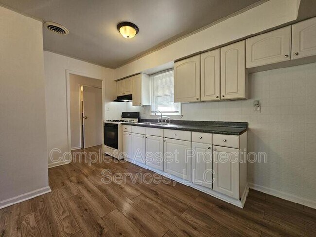 Building Photo - 921 Spruce St