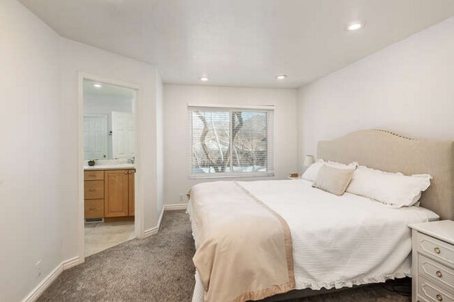 Building Photo - 2803 E Evergreen Ave