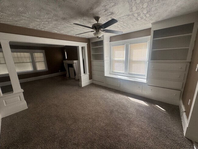 Building Photo - 1056 E 99th St