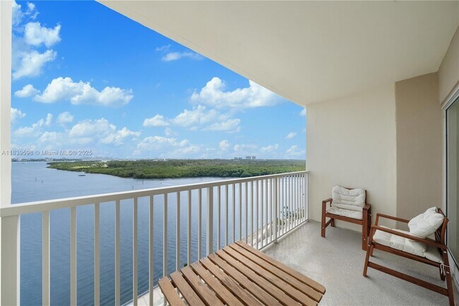 Building Photo - 300 Bayview Dr