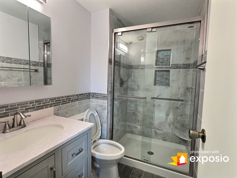 Primary w/ En Suite Bathroom - 5471 Braddock Ridge Dr